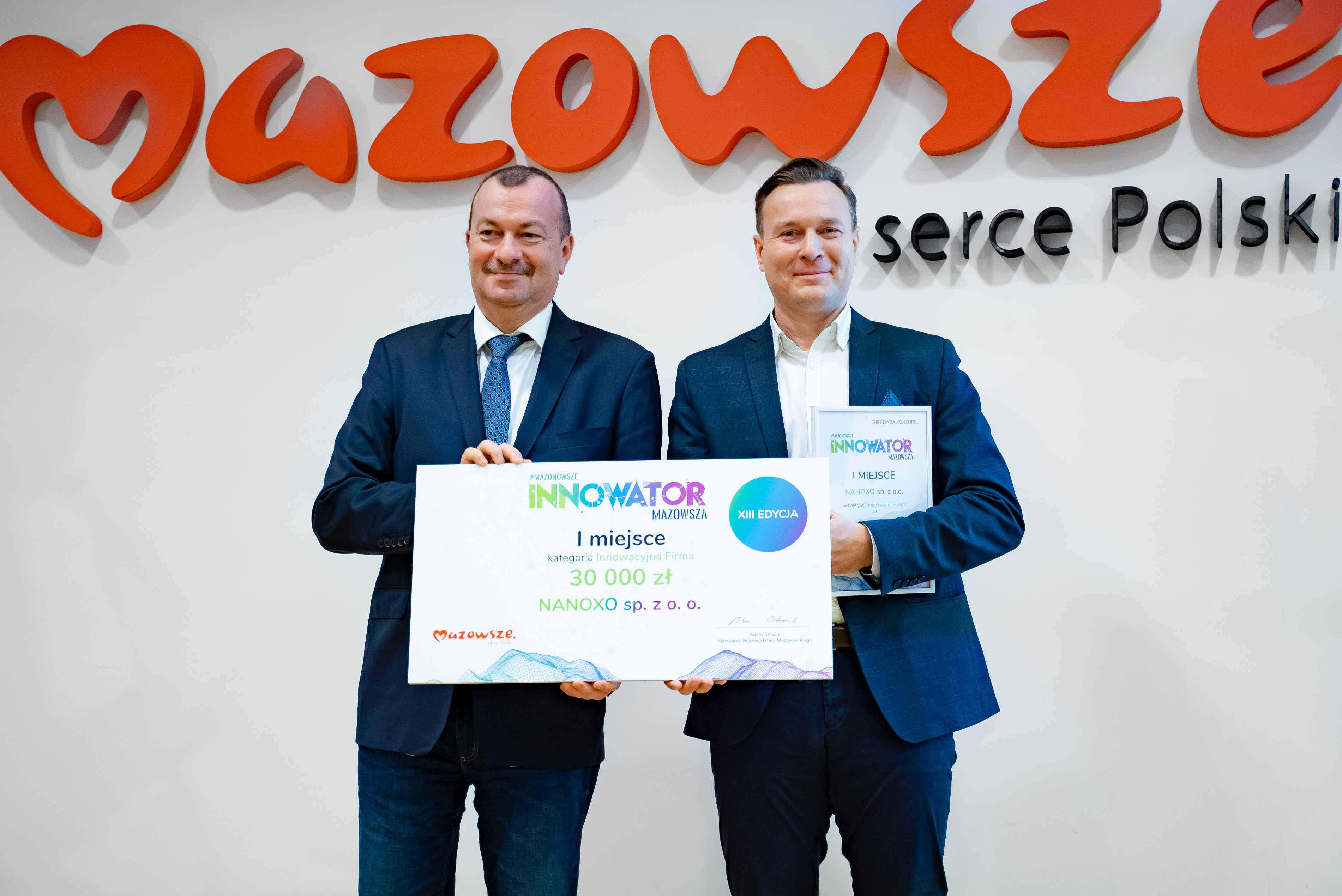 Wiesław Raboszuk oraz Łukasz Sadowski z NANOXO z czekiem na 30 000 zł za I miejsce w kategorii Innowacyjna Firma.