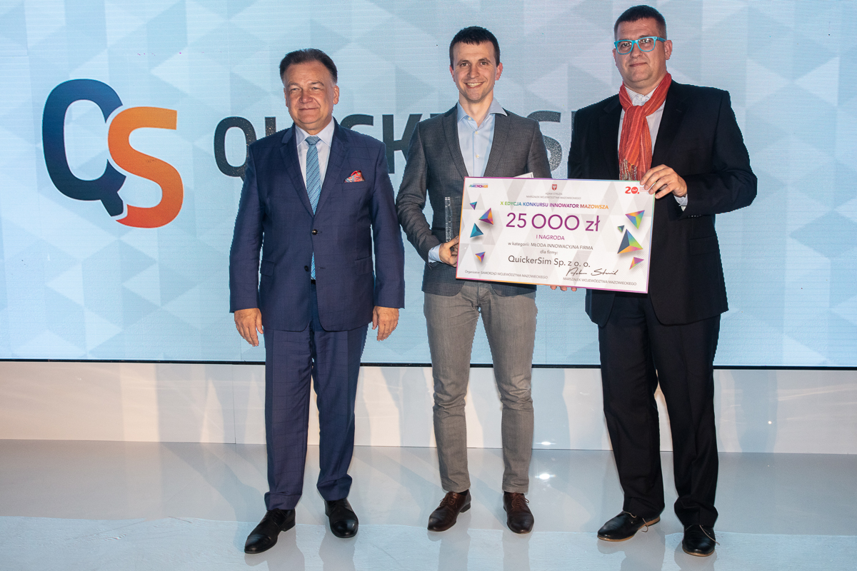 Wręczenie nagród (czek, dyplom, statuetka) przez  Marszałka Adama Struzika firmie QuickerSim za zajęcie I miejsca w kategorii Młoda Innowacyjna Firma.