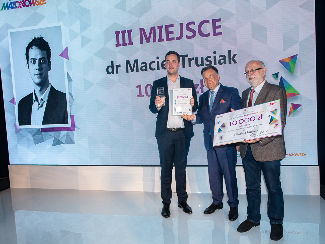 Wręczenie nagród (czek, dyplom, statuetka) przez  Marszałka Adama Struzika dr Maciejowi Trusiak za zajęcie III miejsca w kategorii Innowacyjny Młody Naukowiec.