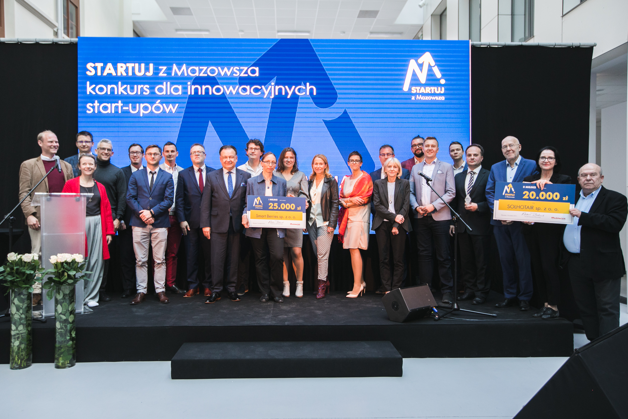 Zdjęcie z Marszałkiem Województwa Mazowieckiego, wykonawcą konkursu, laureatami oraz partnerami.