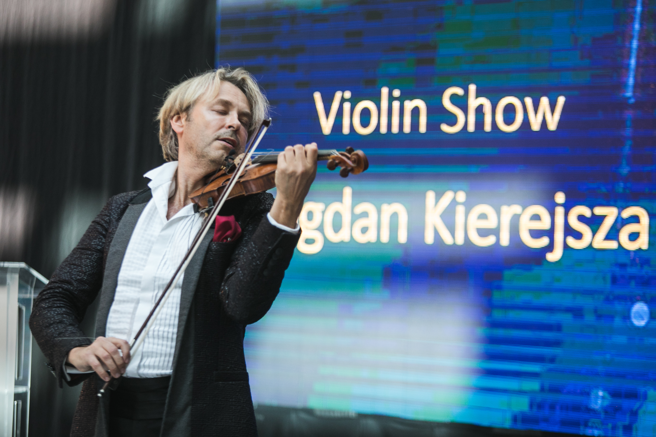 Na zdjęciu Bogdan Kierejsza grający na skrzypcach.