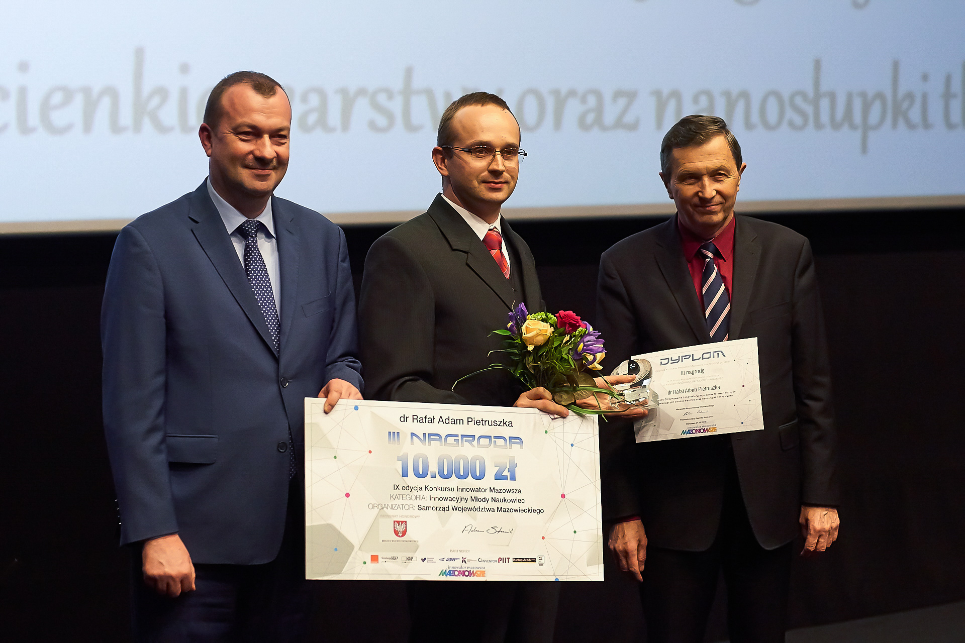 Wręczenie nagrody za III miejsce w kategorii Innowacyjny Młody Naukowiec dr Rafałowi Adamowi Pietruszce.