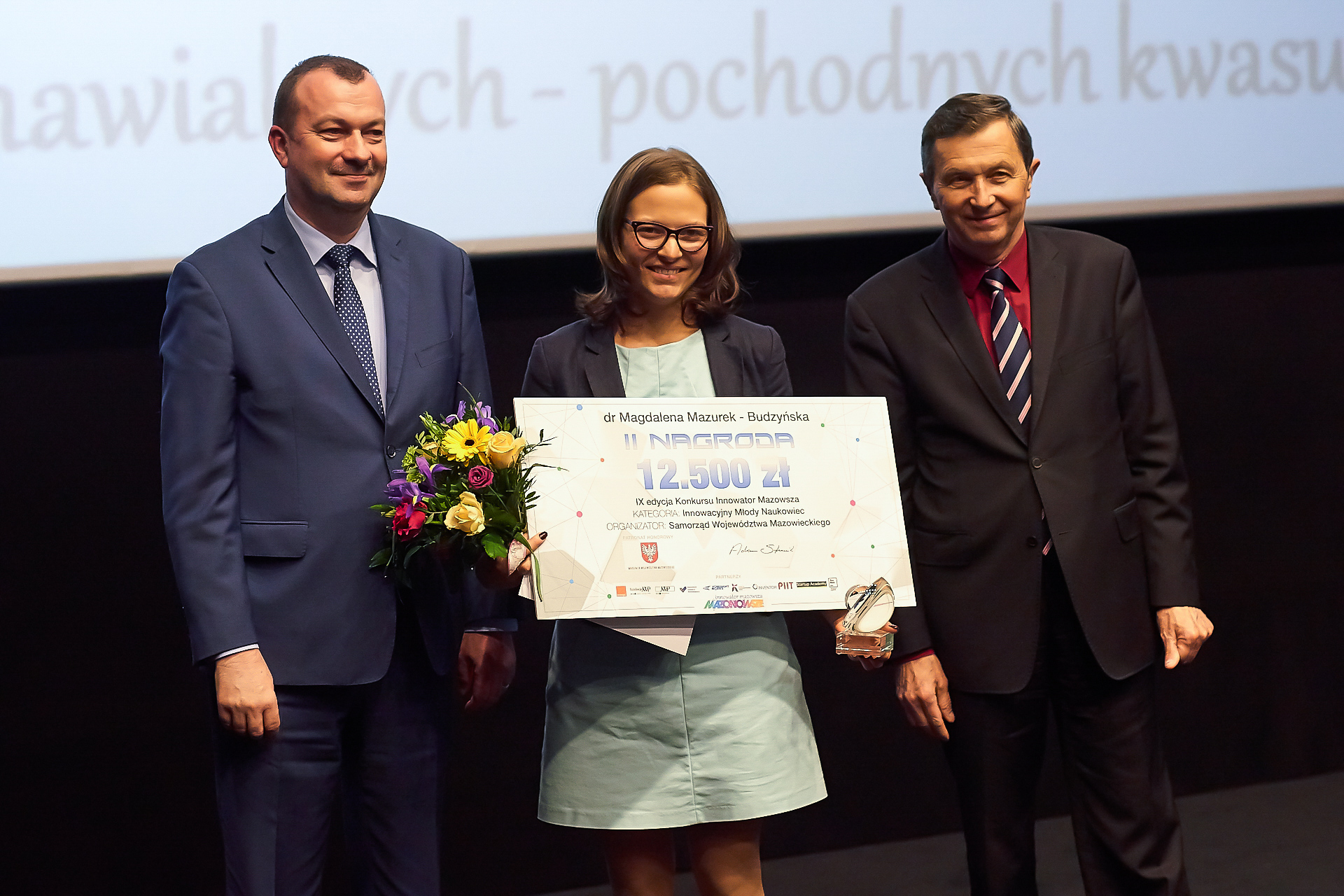 Wręczenie nagrody przez Wicemarszałka Wiesława Raboszuka za II miejsce w kategorii Innowacyjny Młody Naukowiec dr Magdalenie Budzyńskiej Mazurek.