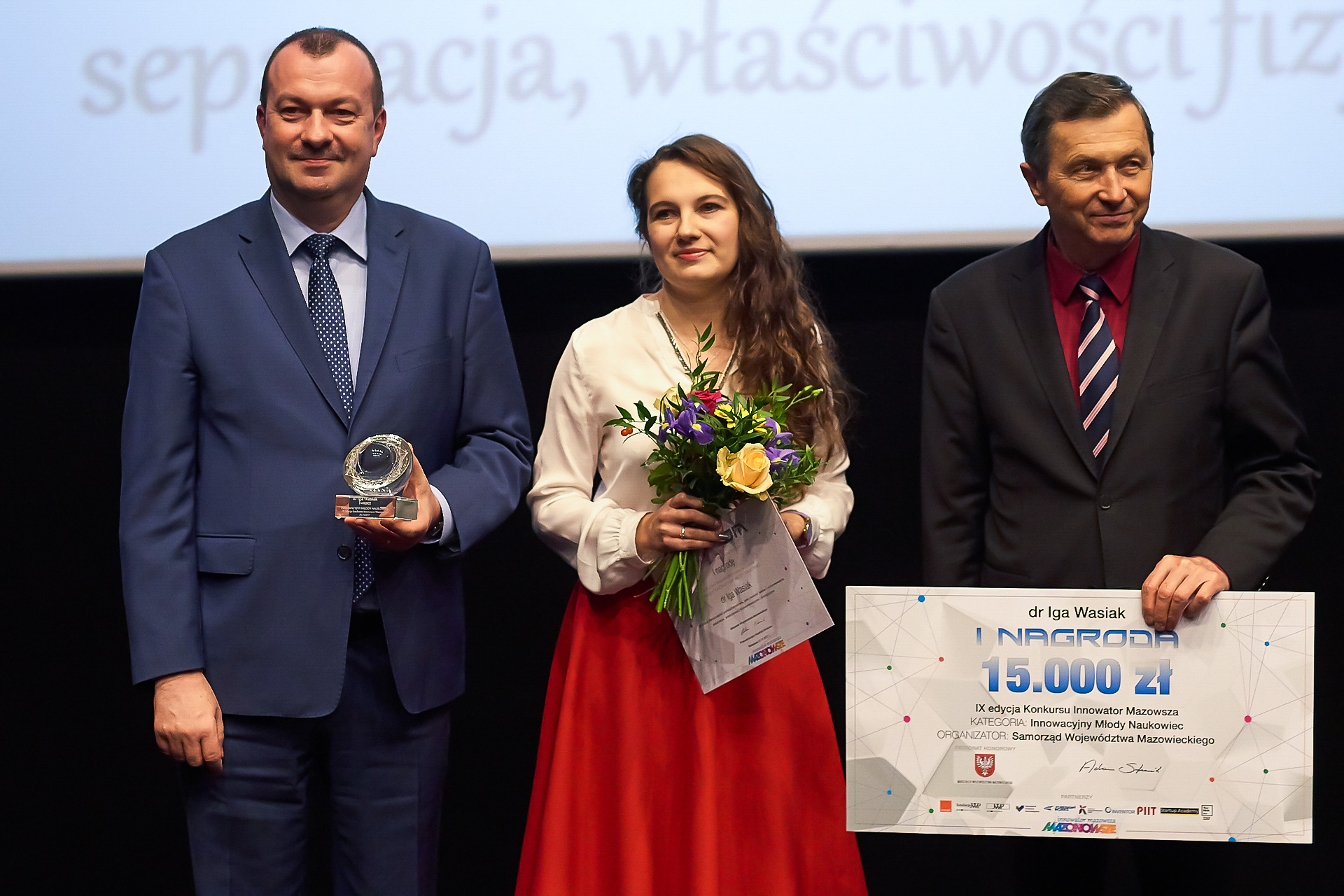 Wręczenie nagrody przez Wicemarszałka Wiesława Raboszuka za I miejsce w kategorii Innowacyjny Młody Naukowiec dr Idze Wasiak.