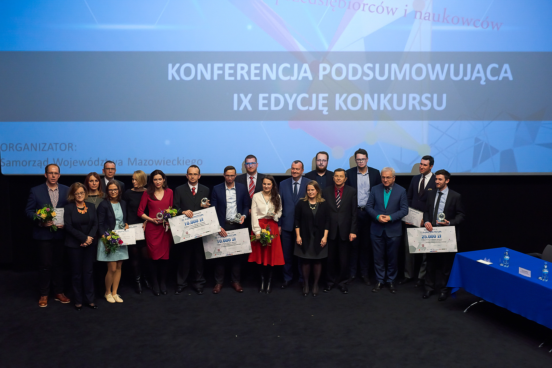 Grupowe zdjęcie wszystkich laureatów IX edycji konkursu Innowtor Mazowsza.
